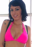 BIGMOUTHFULS sexy cleavage